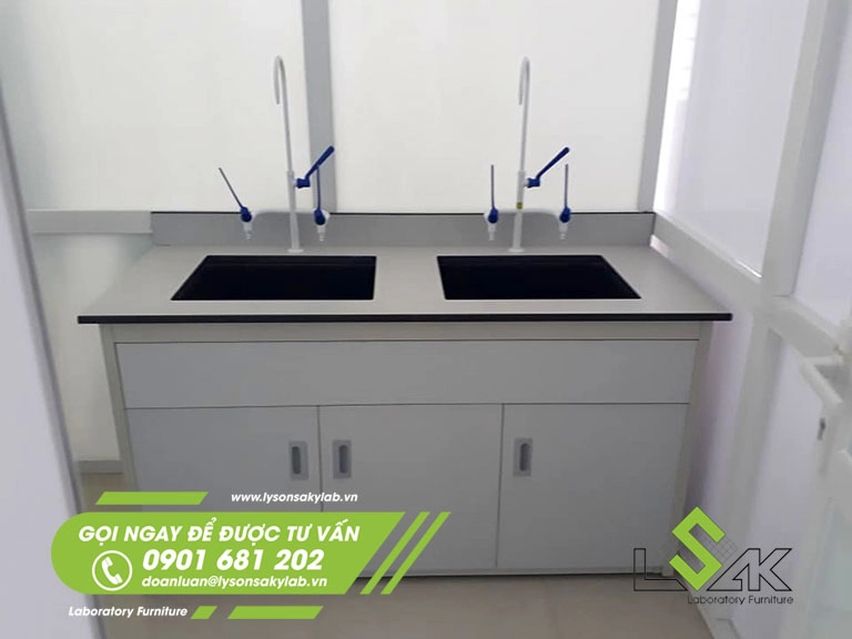 Bàn chậu rửa đôi lắp đặt vòi rửa 3 nhánh chuyên dụng nội thất Khoa xét nghiệm Bệnh viện Phúc Hưng – Quảng Ngãi Link nguồn: https://banthinghiemlysonsaky.vn/du-an-noi-that-khoa-xet-nghiem-benh-vien-phuc-hung-quang-ngai/