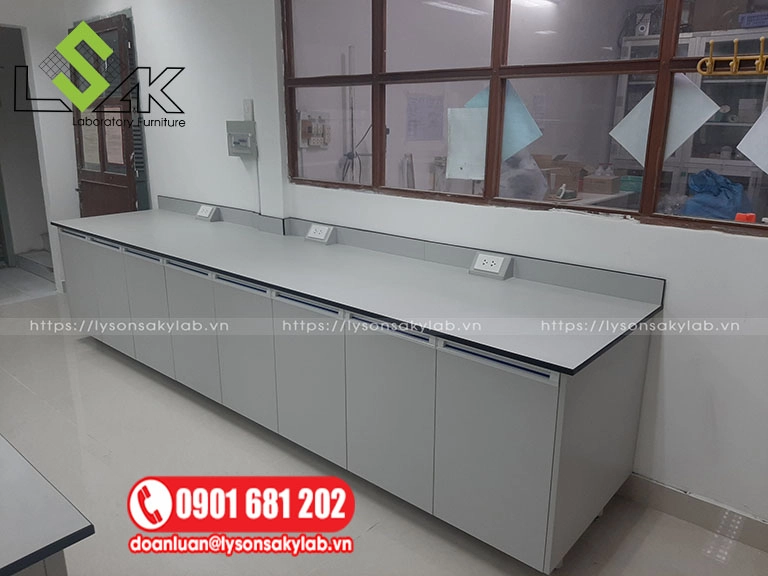 Bàn thí nghiệm áp tường và ổ cắm 3 chấu MPE.