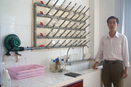 Người thiết kế, chế tạo giá đỡ sấy khô dụng cụ thí nghiệm