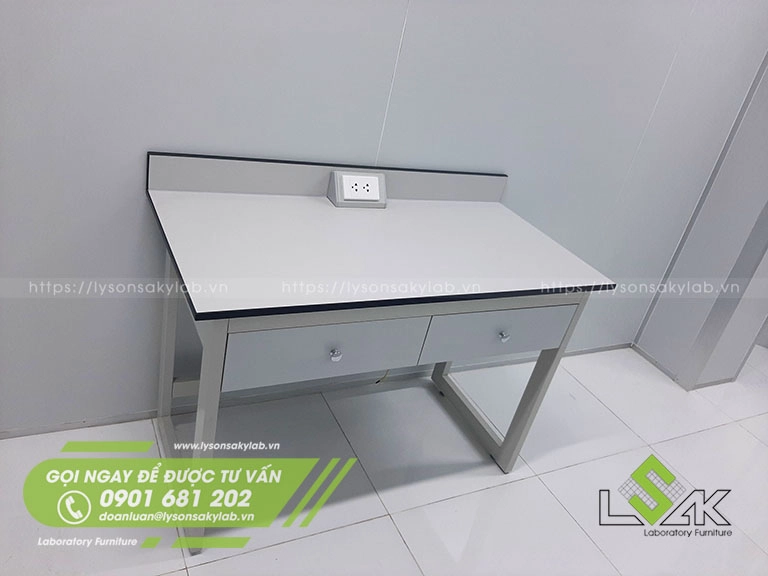 Bàn thí nghiệm đơn khung thép mặt bàn làm bằng tấm Phenolic HPL chịu hóa chất.
