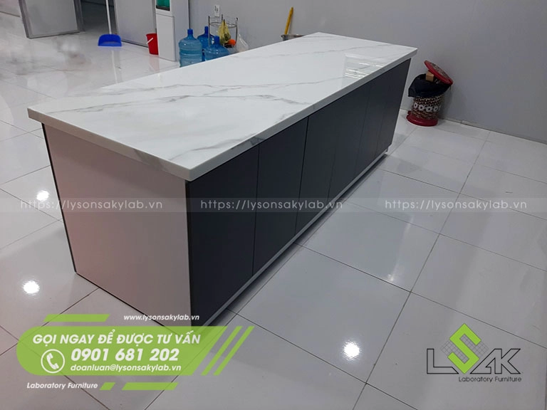 Bàn ăn kích thước 2000x900x750mm mặt bàn bằng đá Trắng Moca dày 18mm