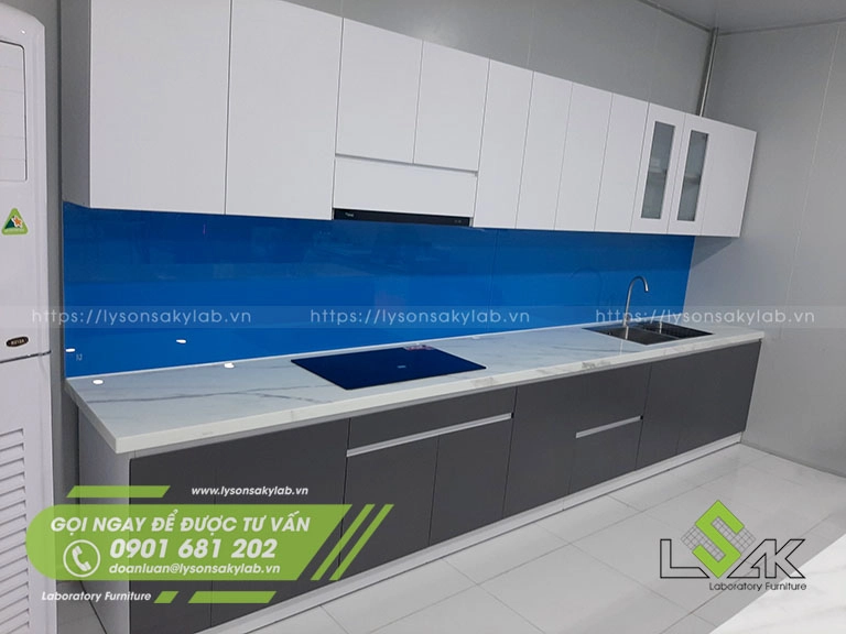 Tủ bếp hộc tủ bằng ván MDF phủ melamin, mặt bàn bằng đá trắng Moca dày 18mm