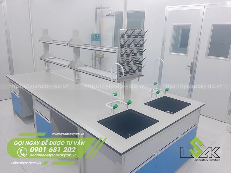 Tủ hút khí độc, bàn thí nghiệm trung tâm có kệ hóa chất 2 tầng, 2 chậu rửa PP chịu hóa chất sử dụng cho phòng thí nghiệm hóa lý.