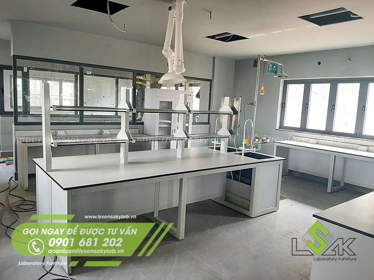 Bàn thí nghiệm trung tâm có giá kệ để hóa chất phòng hóa
