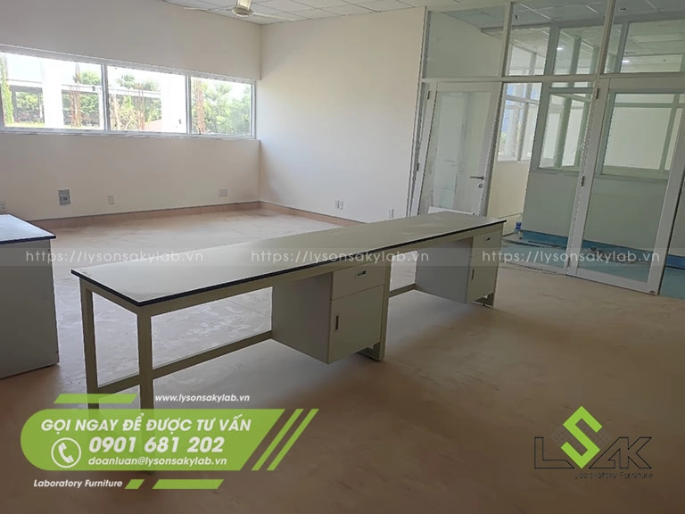 Bàn thí nghiệm khung thép nội thất khoa xét nghiệm Bệnh viện Van An