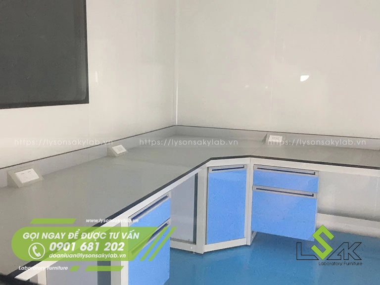 Bàn thí nghiệm áp tường chữ U khung thép sơn tĩnh điện