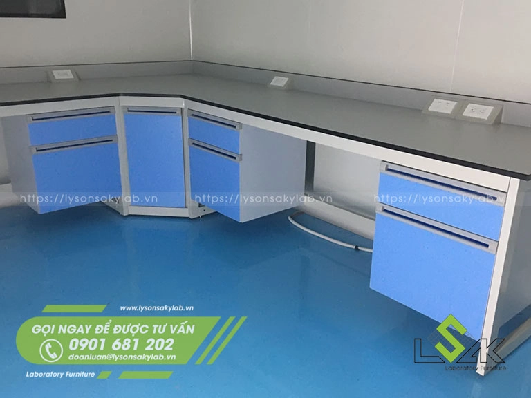 Bàn thí nghiệm áp tường chữ U khung thép sơn tĩnh điện