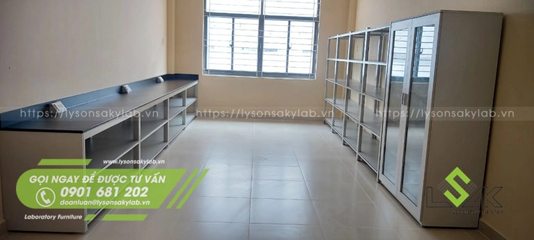 Bàn chuẩn bị thí nghiệm, tủ đựng dụng cụ thí nghiệm, kệ để dụng cụ phòng thực hành thí nghiệm