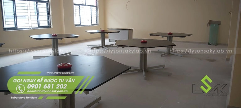 Bàn thí nghiệm vật lý hình lục giác khung sắt sơn tĩnh điện mặt bàn phenolic kháng hóa chất