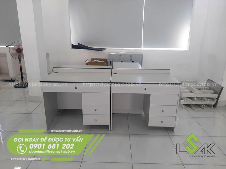 Bàn làm việc chuyên dùng cho các kỹ thuật viên nha khoa