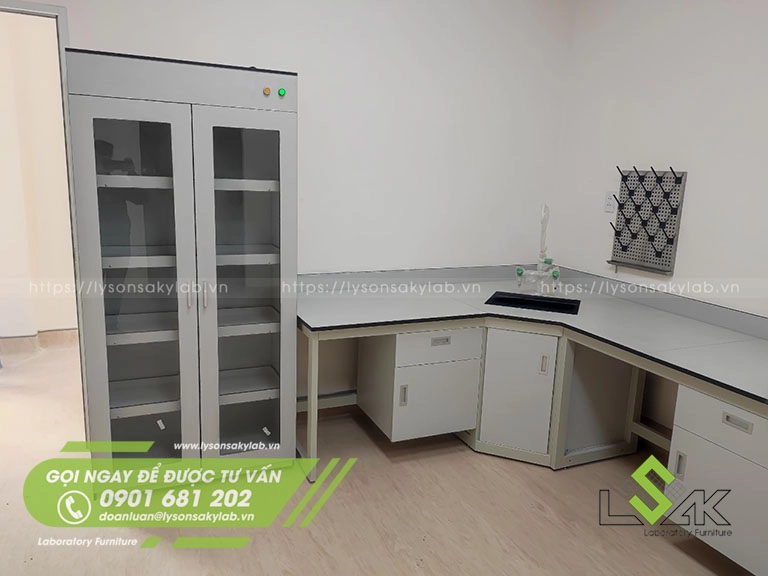 Tủ đựng hóa chất, bàn thí nghiệm chữ L nội thất khoa xét nghiệm Bệnh viện Van An