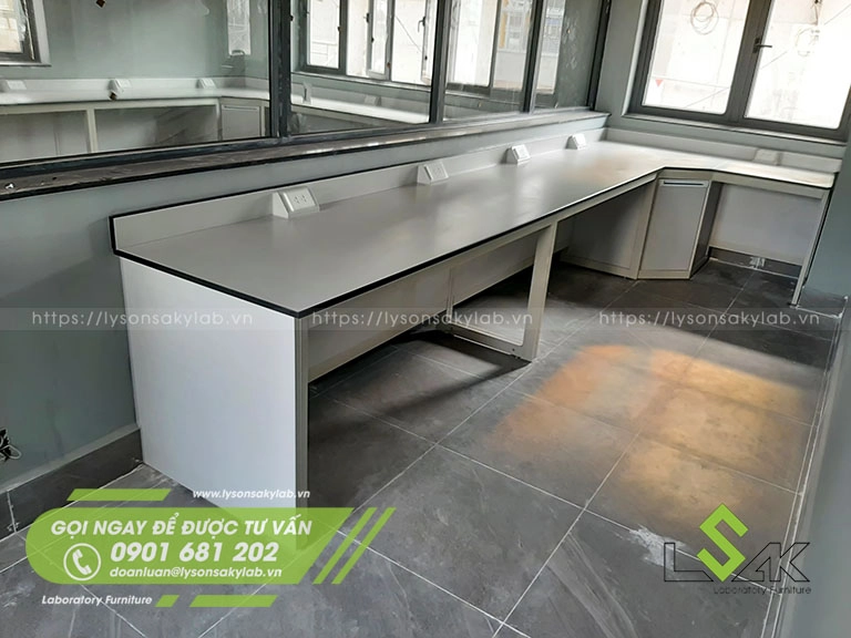 Bàn thí nghiệm áp tường chữ L khung bàn bằng thép sơn tĩnh điện, bàn chịu được tải trọng nặng 100kg/chân