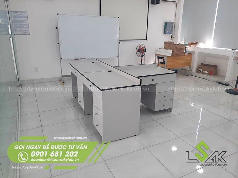 Bàn làm việc chuyên dùng cho các kỹ thuật viên nha khoa