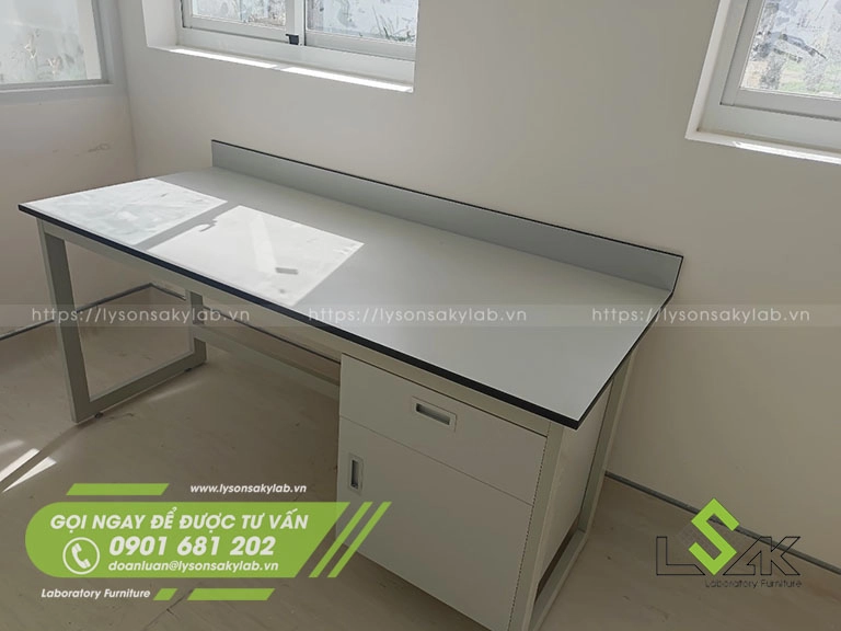 Bàn thí nghiệm khung thép nội thất khoa xét nghiệm Bệnh viện Van An