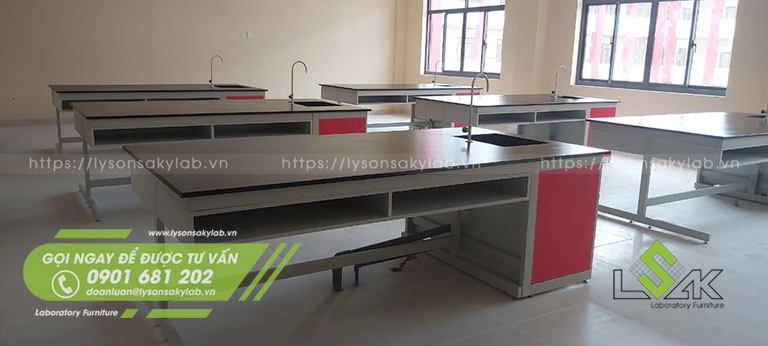 Bàn thực hành thí nghiệm hóa sinh có bồn rửa lắp đặt vòi rửa 1 nhánh
