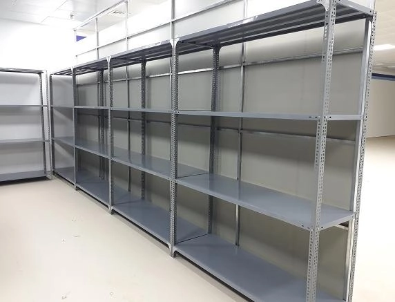 Kệ sắt v lỗ 4 tầng thường sử dụng trong kho hàng hóa