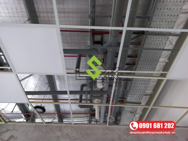 Quạt hút khí độc được kết nối với hệ thống đường ống kết nối cục bộ đến từng tay hút di động trong phòng thí nghiệm.
