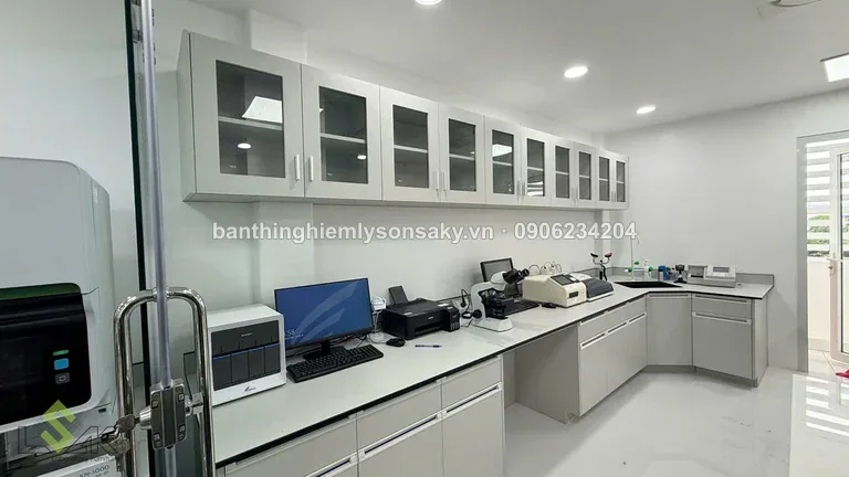 Bàn dat may thí nghiệm va tủ treo tường