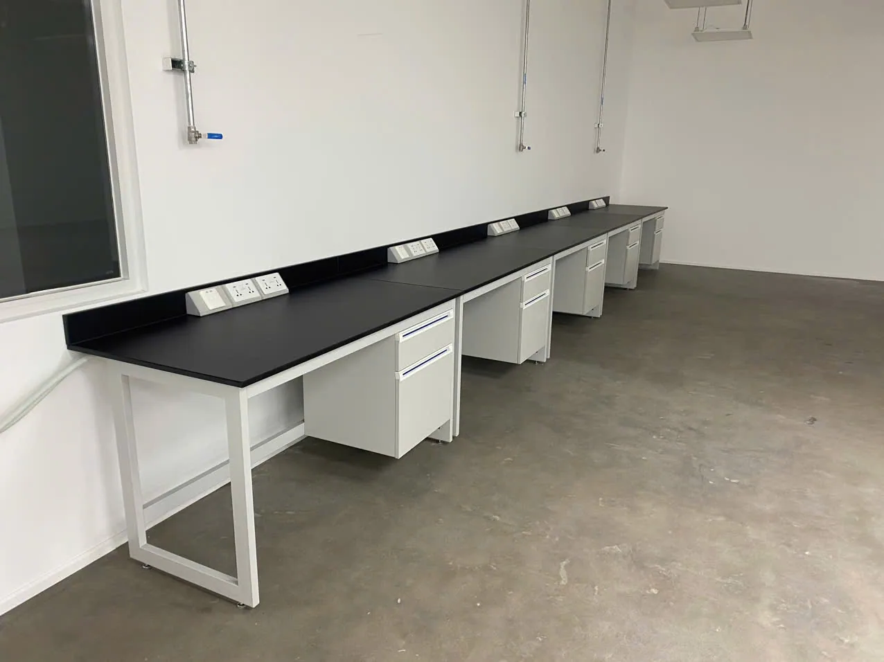 Bàn thí nghiệm áp tường mặt phenolic đen