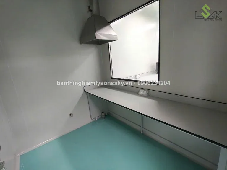 Bàn thí nghiệm áp tường va chup hút inox