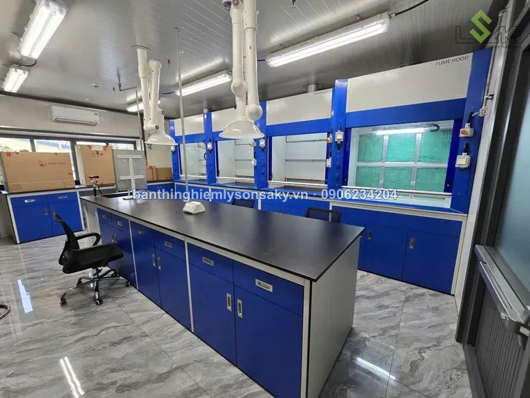 Tủ phun sơn spray booth phòng thí nghiệm thi công thực tế