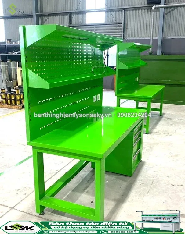 Bàn thao tác điện tử có kệ dụng cụ đèn chiếu sáng thi công thực tế