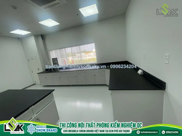 Bàn thí nghiệm áp tường mặt phenolic đen