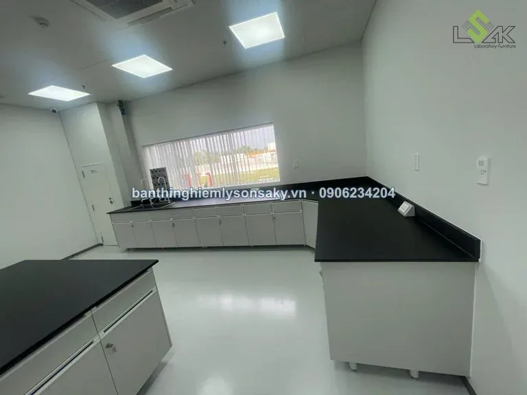 Bàn thí nghiệm áp tường mặt phenolic đen
