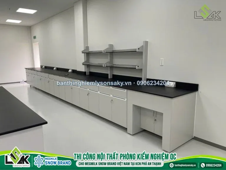 Bàn thí nghiệm áp tường có kệ trên bàn