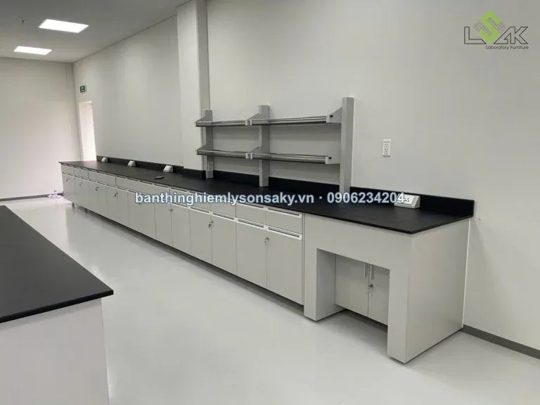 Bàn thí nghiệm áp tường có kệ trên bàn