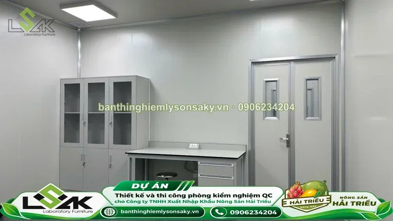 Bàn thí nghiệm áp tường có tủ cánh kính