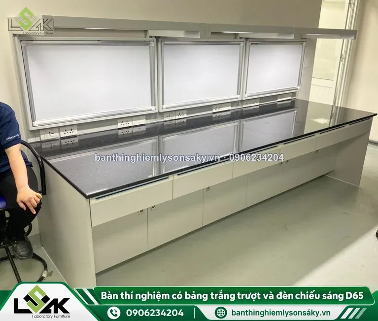 Bàn thí nghiệm có bảng trắng trượt và đèn chiếu sáng D65 thi công thực tế