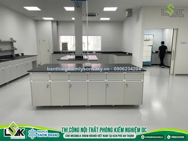 Bàn thí nghiệm áp tường goc 2
