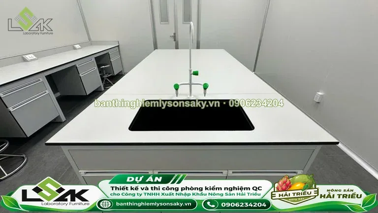 Bàn thí nghiệm trung tâm có bồn rửa