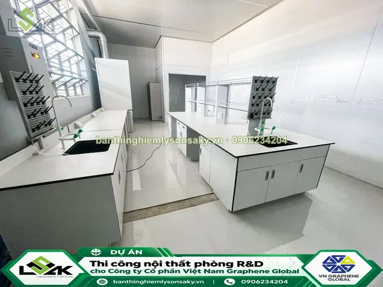Bàn thí nghiệm trung tâm có chậu rửa