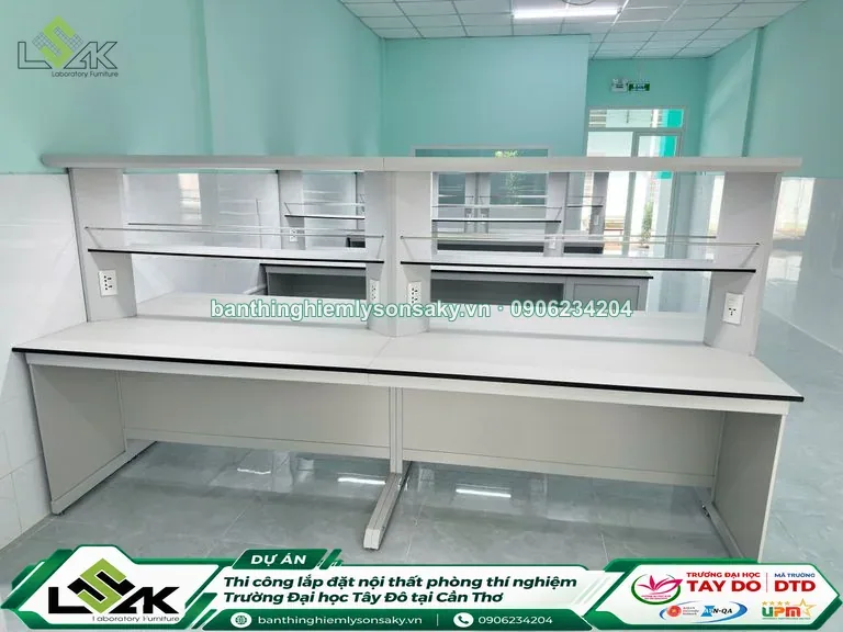 Bàn thí nghiệm trung tâm có kệ trên bàn