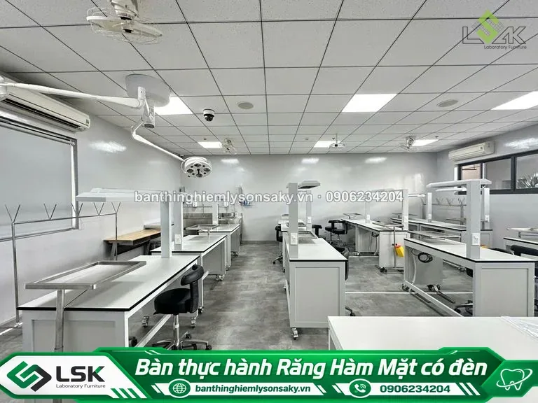 Bàn thực hành Răng Hàm Mặt có đèn thi công thực tế