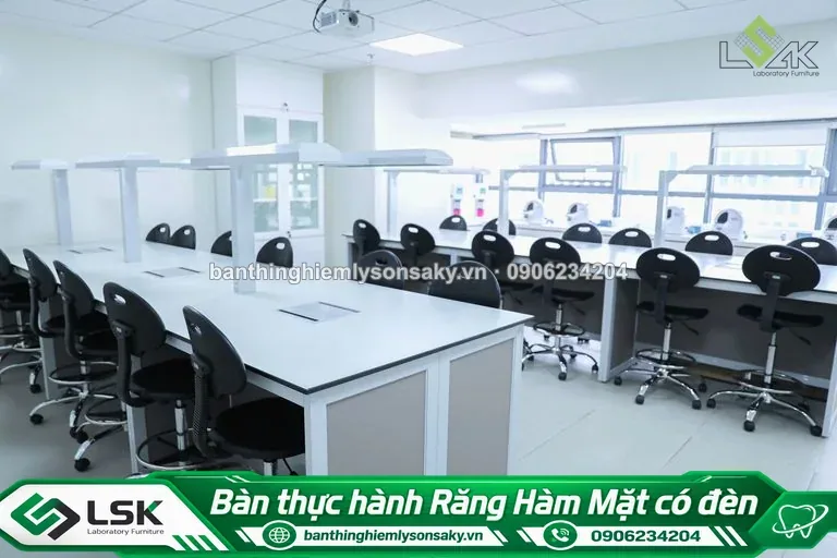 Bàn thực hành Răng Hàm Mặt có đèn thi công thực tế