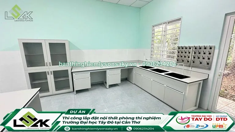 He bàn thí nghiệm áp tường có bon rửa