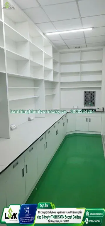 Hệ bàn thí nghiệm áp tường có kệ mở