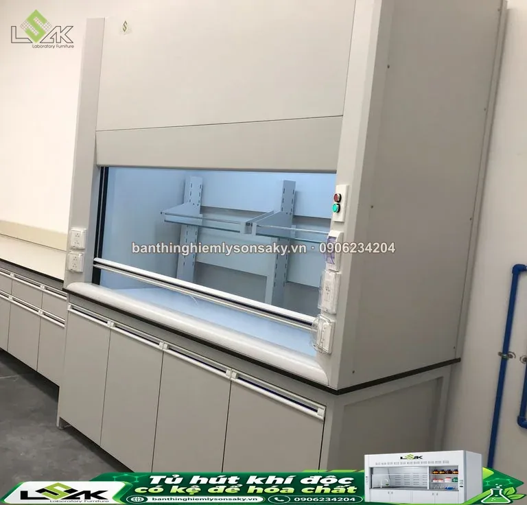 Tủ hút khí độc có kệ để hóa chất thi công thực tế